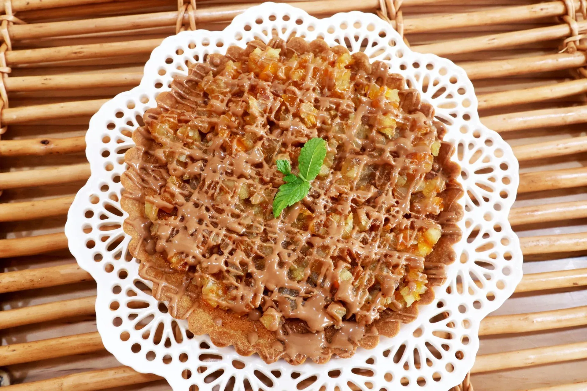 果実の砂糖漬けを敷き詰め、チョコレートをかけたBORBOLETaの焼き菓子のタルト